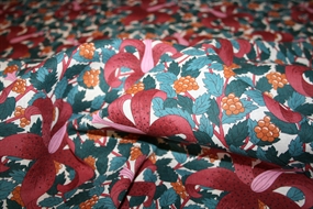 Liberty stof hør -og bomuldsblanding med bær og liljer