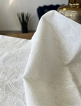 Hvid broderie anglaise i bomuld