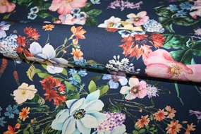 Viscose stof med blomster på en navy bund