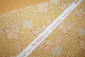 William Morris stof "Apple Gold" – snoede akantusblade og stiliserede frugter i gyldne nuancer på bomuld.