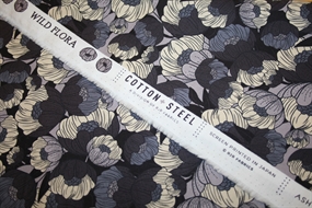 Bomuld med blomster i lilla nuancer \'Wild Flora\'