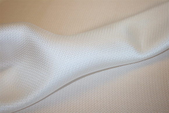 Råhvid silke med struktur i vævningen