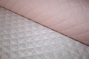 Lyserødt vatteret stof