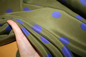 Mosgrøn silke med lilla prikker