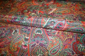 Silke -og bomuldsstof med farverigt paisleyprint