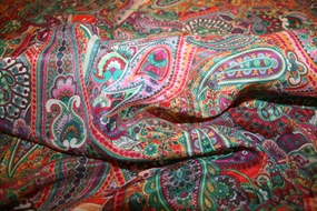 Silke -og bomuldsstof med farverigt paisleyprint