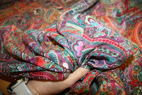 Silke -og bomuldsstof med farverigt paisleyprint