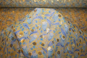 Silke chiffon med guldprikker og blå blomster på en gul bund