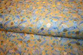 Silke chiffon med guldprikker og blå blomster på en gul bund