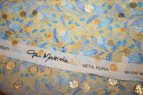 Silke chiffon med guldprikker og blå blomster på en gul bund