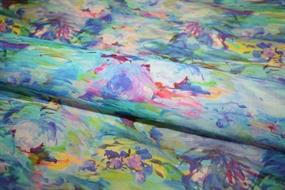 Silke georgette med akvarelblomster i klare farver