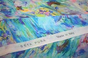 Silke georgette med akvarelblomster i klare farver