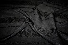 Sort silke jacquard med paisley mønster