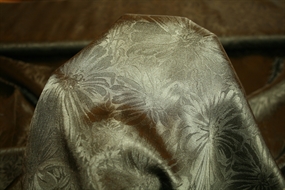 Blomstret mosgrøn silke jacquard stof