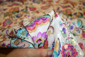 Silke jacquard med guldlurex og paisley print