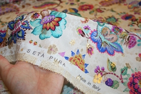 Silke jacquard med guldlurex og paisley print