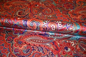 Satinvævet silke med paisley print