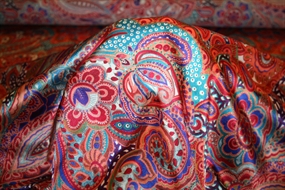Satinvævet silke med paisley print