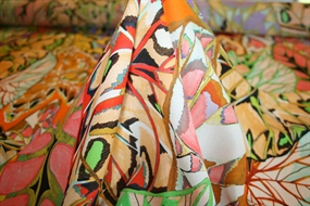 Silke crepe de chine med farverigt mønster