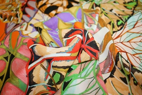 Silke crepe de chine med farverigt mønster