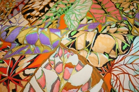 Silke crepe de chine med farverigt mønster