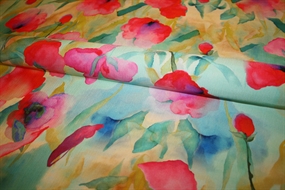 Let silke med akvarelblomstret print