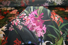 Silke crepe de chine med blomster på sort bund