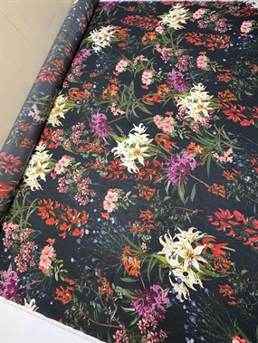 Silke crepe de chine med blomster på sort bund