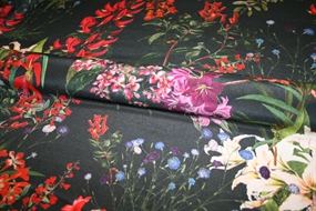 Silke crepe de chine med blomster på sort bund