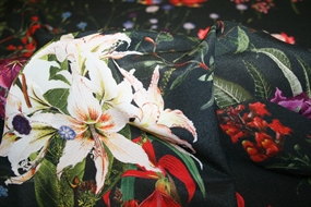 Silke crepe de chine med blomster på sort bund