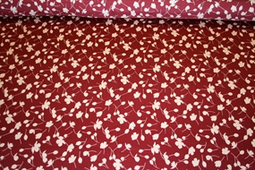 Silke stof med stiliserede blomster på en bordeaux bund