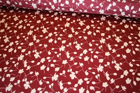 Silke stof med stiliserede blomster på en bordeaux bund