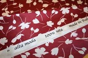 Silke stof med stiliserede blomster på en bordeaux bund