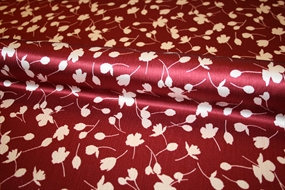 Silke stof med stiliserede blomster på en bordeaux bund