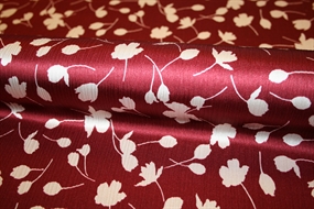 Silke stof med stiliserede blomster på en bordeaux bund