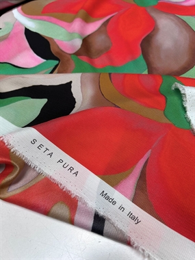 Silke med grafisk print i friske farver