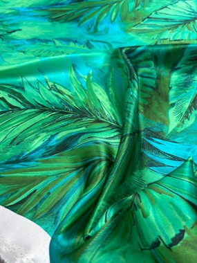 Silke satin stof med grønne fjer blade