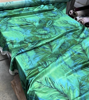 Silke satin stof med grønne fjer blade