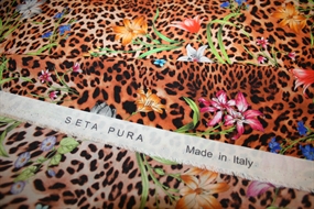 Deadstock silke med leopard -og blomsterprint