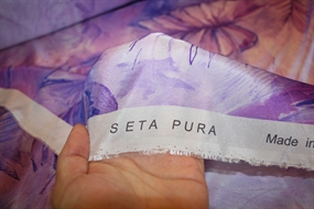 Silke satin med fjerblade i lilla nuancer