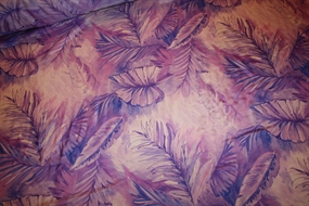 Silke satin med fjerblade i lilla nuancer