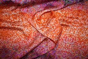 Twillvævet silke med paisley print i orange nuancer