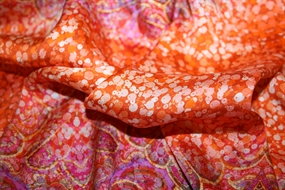 Twillvævet silke med paisley print i orange nuancer