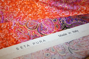 Twillvævet silke med paisley print i orange nuancer