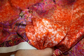 Twillvævet silke med paisley print i orange nuancer