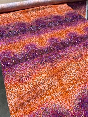 Twillvævet silke med paisley print i orange nuancer