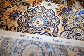 Satinvævet silke stof med orientalsk print