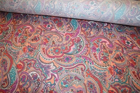 Eksklusiv silke med paisley print i varm farvepalet