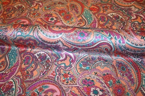 Eksklusiv silke med paisley print i varm farvepalet