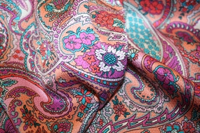 Eksklusiv silke med paisley print i varm farvepalet